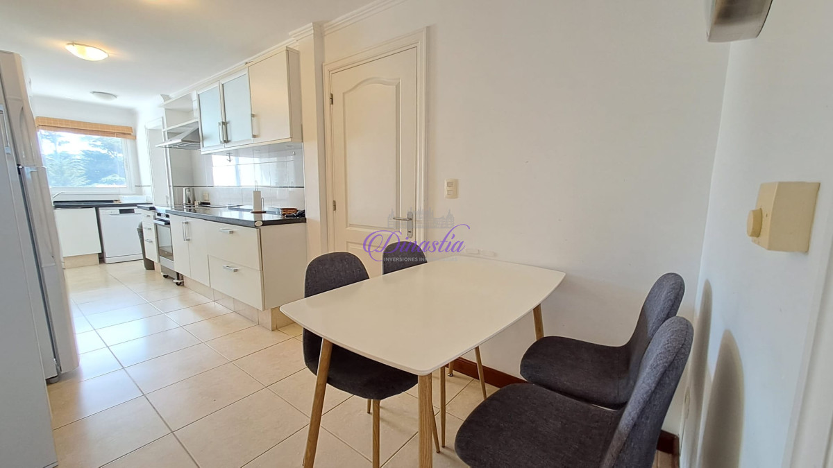 Apartamento ID.405 - Alquiler temporal Penthouse de 4 dormitorios en primera linea de Playa Brava, Punta del Este.