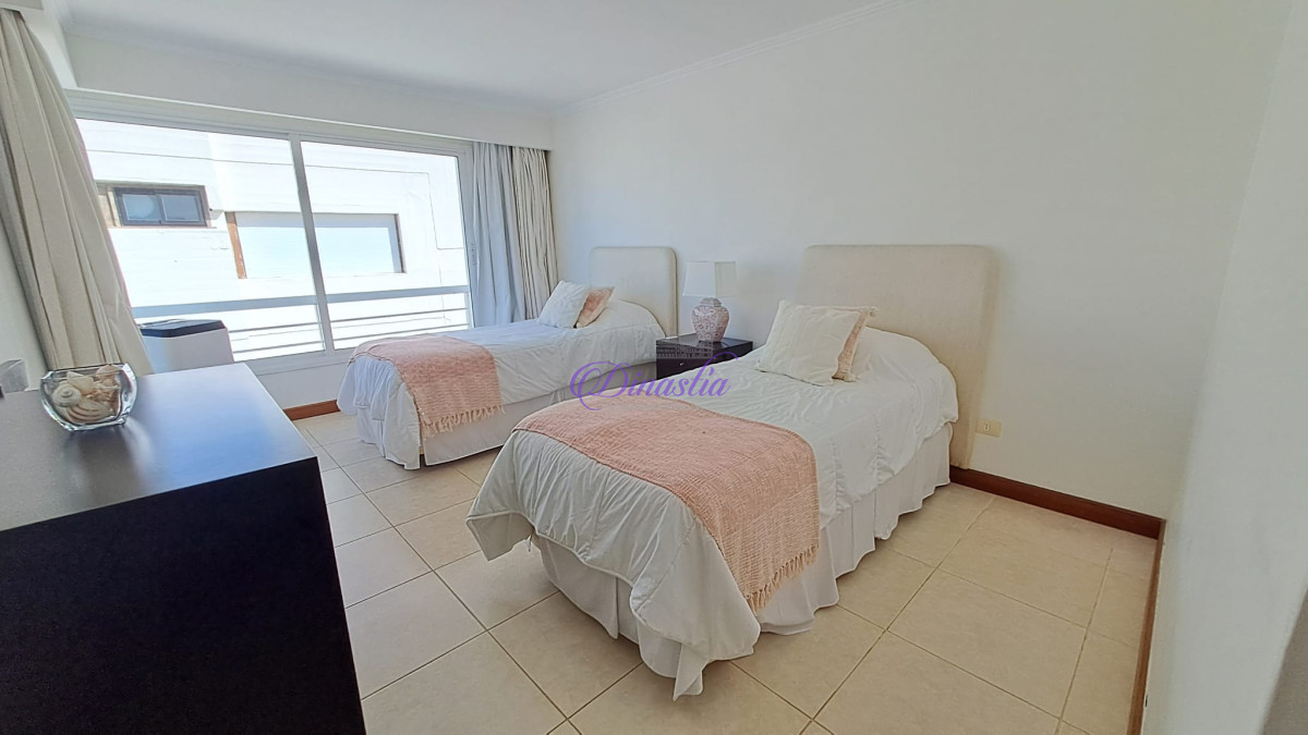 Apartamento ID.405 - Alquiler temporal Penthouse de 4 dormitorios en primera linea de Playa Brava, Punta del Este.