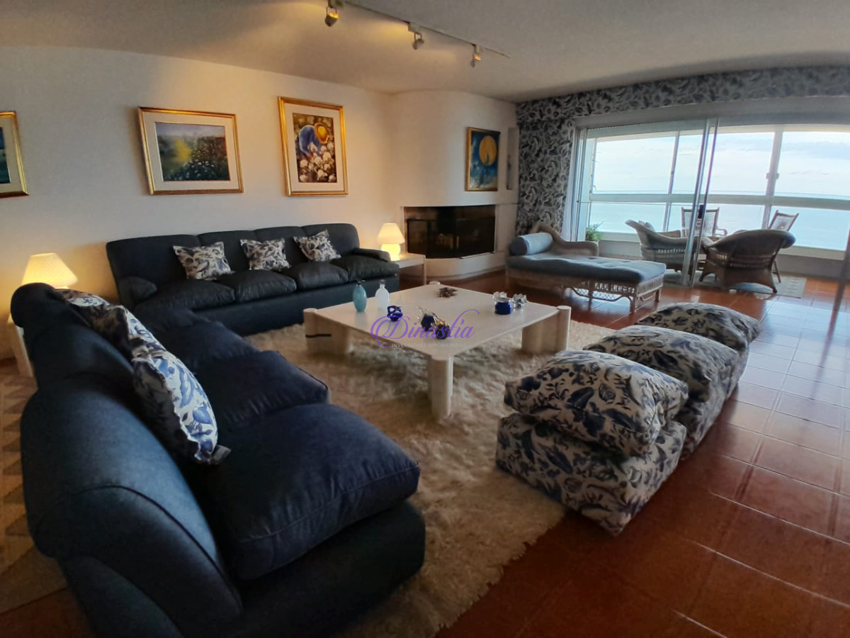 Apartamento ID.189 - Venta Apartamento de 3 dorm y dependencia en Playa Brava, Punta del Este.