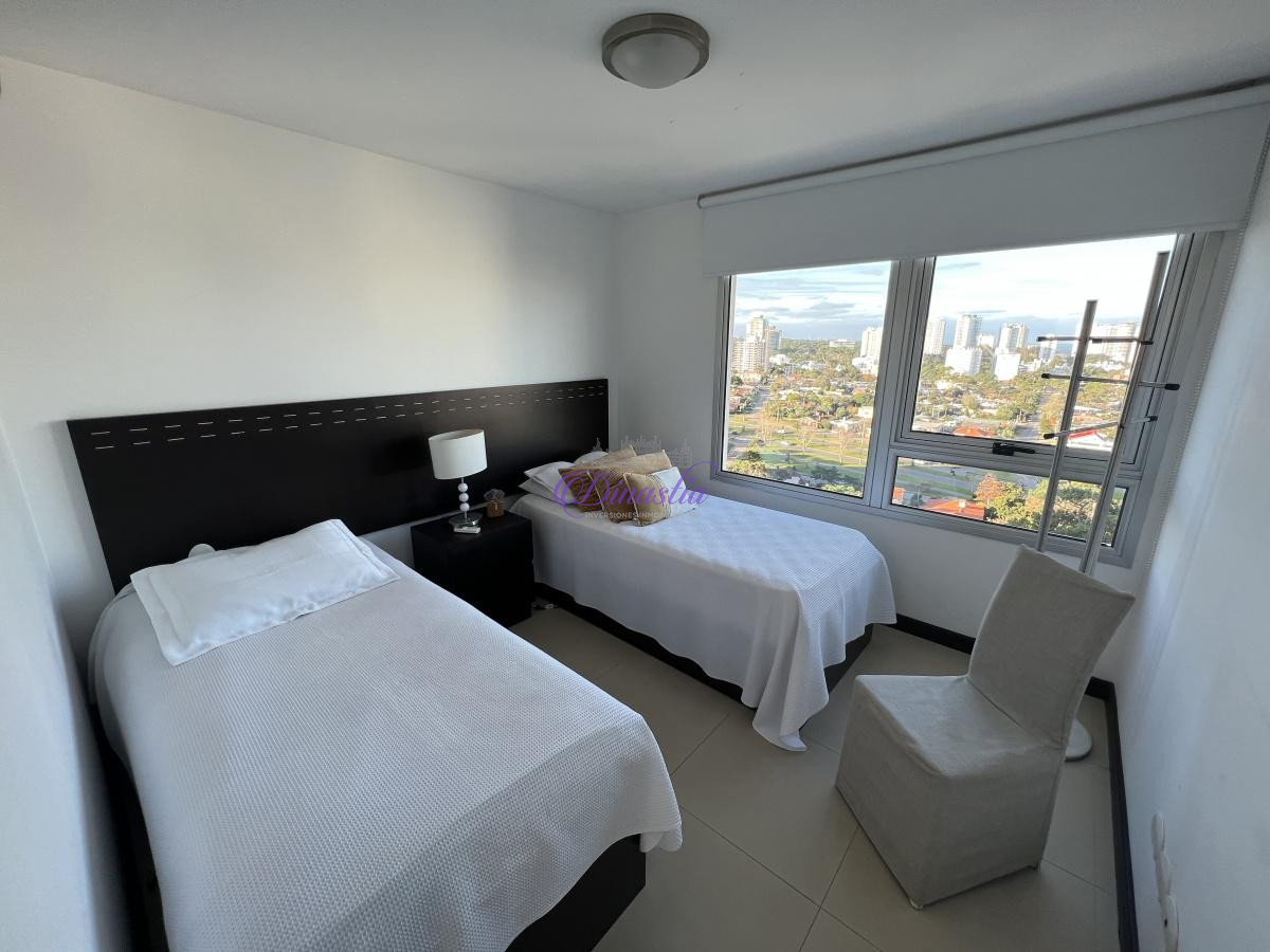 Apartamento ID.54 - Venta y Alquiler temporario Apartamento 3 dormitorios en Playa Mansa, Punta del Este.