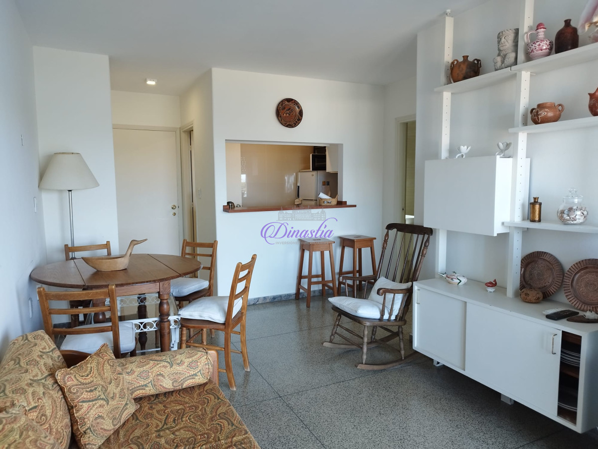 Apartamento ID.435 - Alquiler temporario Apartamento de 1 dormitorio frente al mar Playa Mansa, Punta del Este.