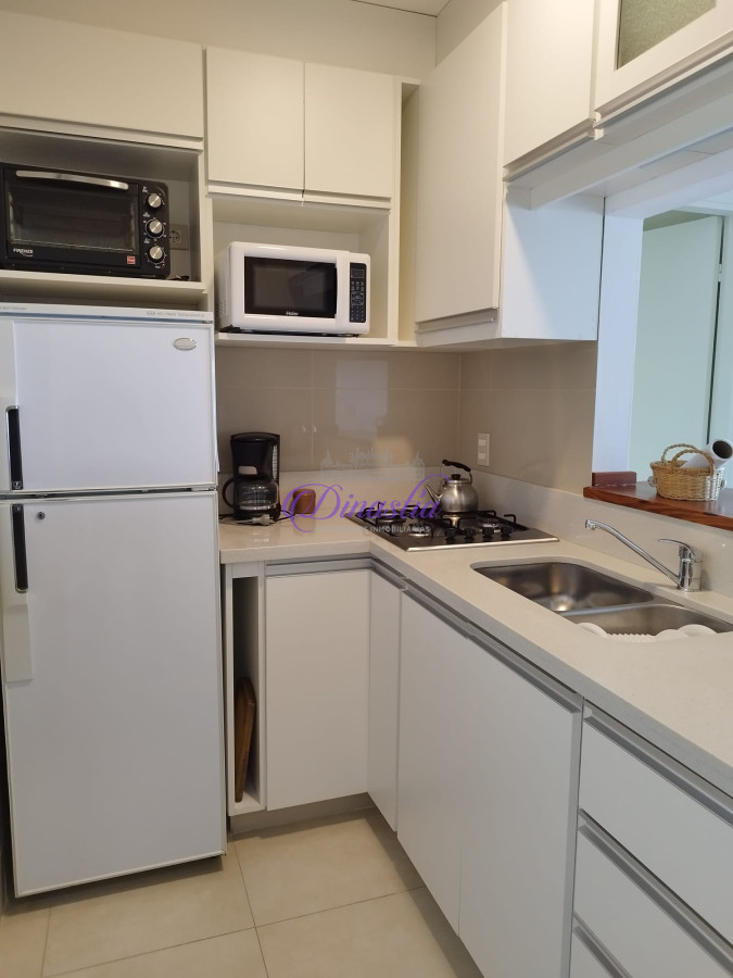 Apartamento ID.435 - Alquiler temporario Apartamento de 1 dormitorio frente al mar Playa Mansa, Punta del Este.