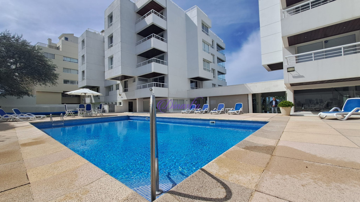 Apartamento ID.405 - Alquiler temporal Penthouse de 4 dormitorios en primera linea de Playa Brava, Punta del Este.
