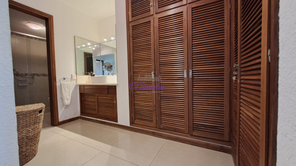 Apartamento ID.437 - Alquiler temporario Apartamento 3 dormitorios frente al mar en Playa Mansa, Punta del Este