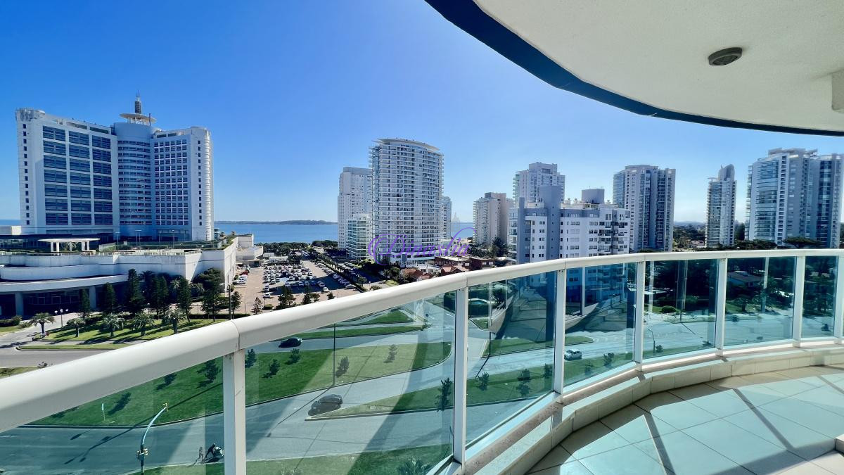 Apartamento ID.58 - Alquiler temporario Apartamento de 3 dormitorios y servicio en Playa Mansa, Punta del este.