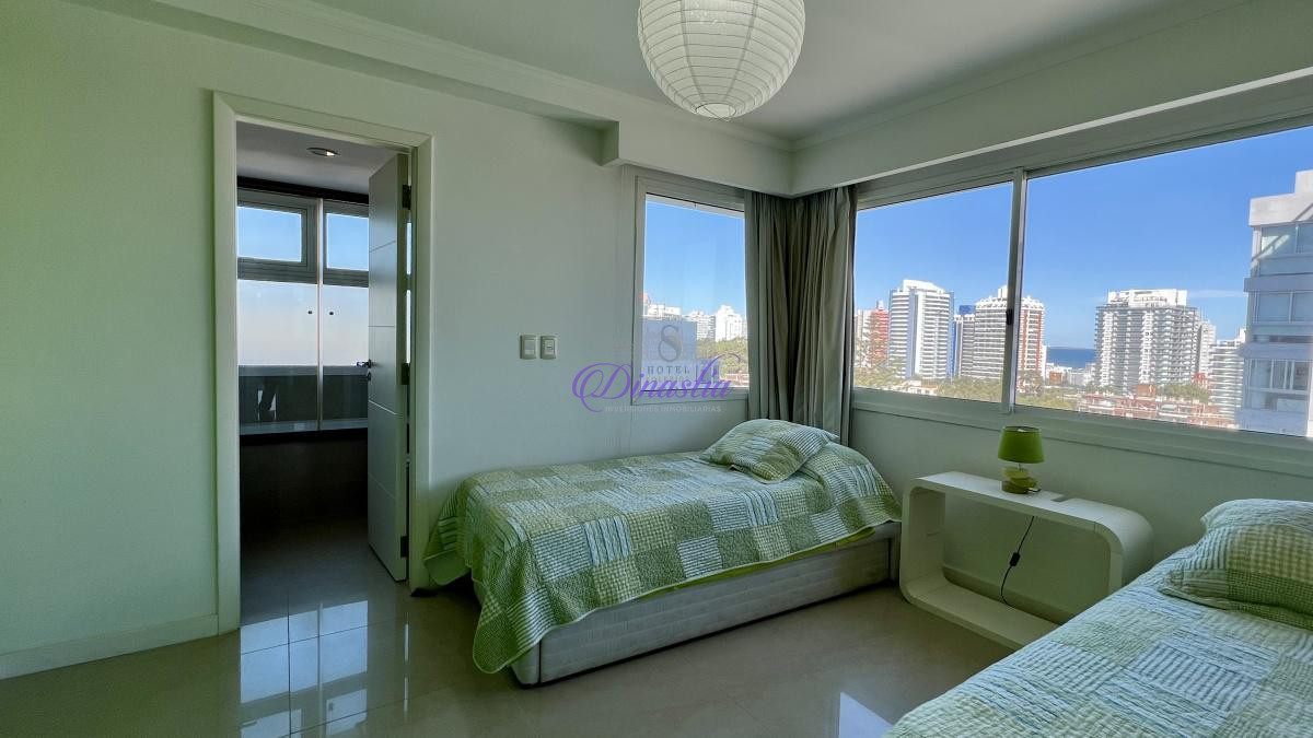 Apartamento ID.58 - Alquiler temporario Apartamento de 3 dormitorios y servicio en Playa Mansa, Punta del este.