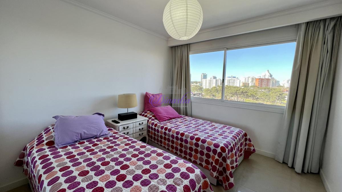 Apartamento ID.58 - Alquiler temporario Apartamento de 3 dormitorios y servicio en Playa Mansa, Punta del este.