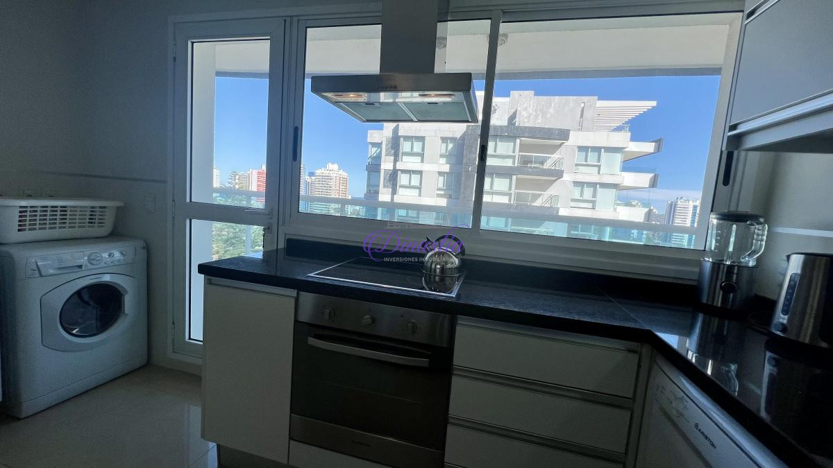 Apartamento ID.58 - Alquiler temporario Apartamento de 3 dormitorios y servicio en Playa Mansa, Punta del este.