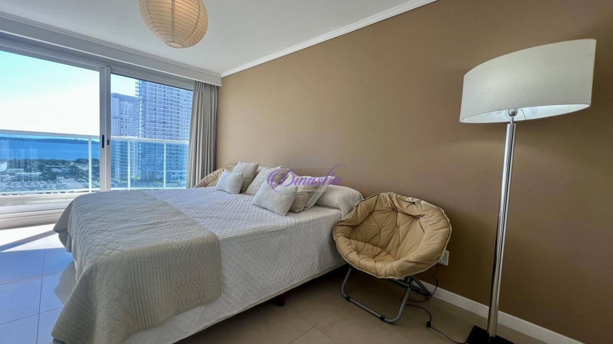 Apartamento ID.58 - Alquiler temporario Apartamento de 3 dormitorios y servicio en Playa Mansa, Punta del este.