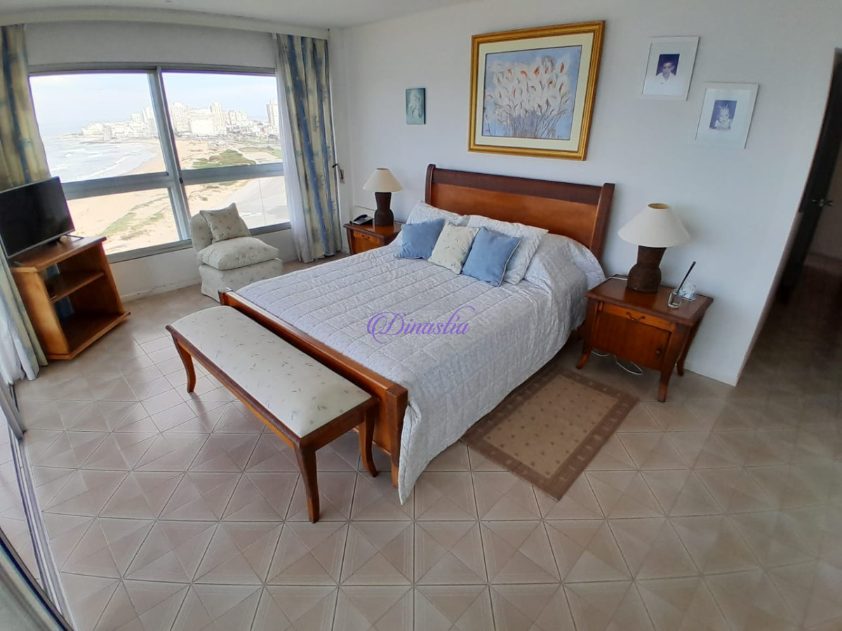 Apartamento ID.189 - Venta Apartamento de 3 dorm y dependencia en Playa Brava, Punta del Este.