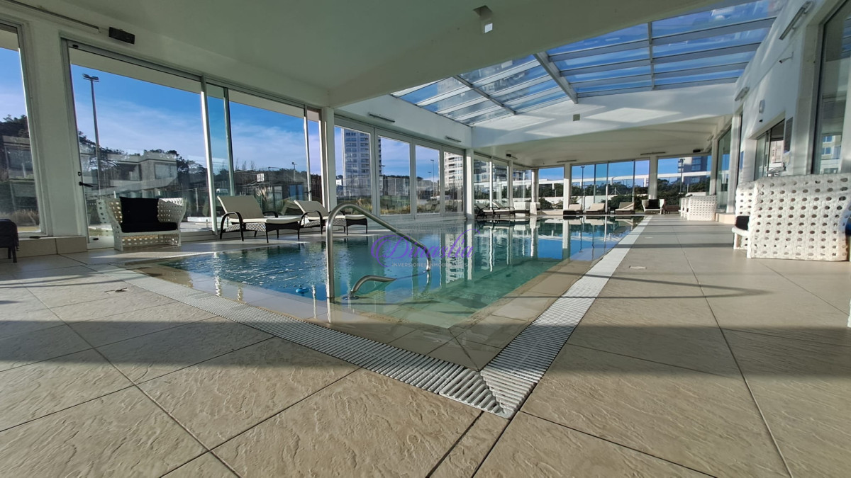 Apartamento ID.292 - Alquiler temporario Apartamento de 3 dormitorios y dependencia frente al mar Playa Brava, Punta del Este