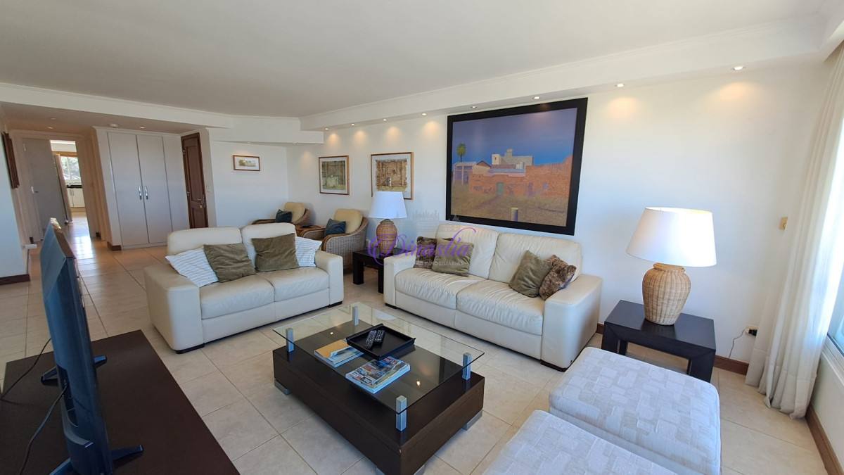 Apartamento ID.405 - Alquiler temporal Penthouse de 4 dormitorios en primera linea de Playa Brava, Punta del Este.