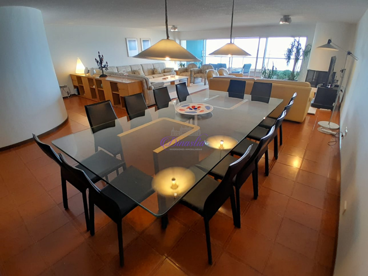 Apartamento ID.187 - Venta Apartamento 3 dorm y dependencia en Playa Brava, Punta del Este.