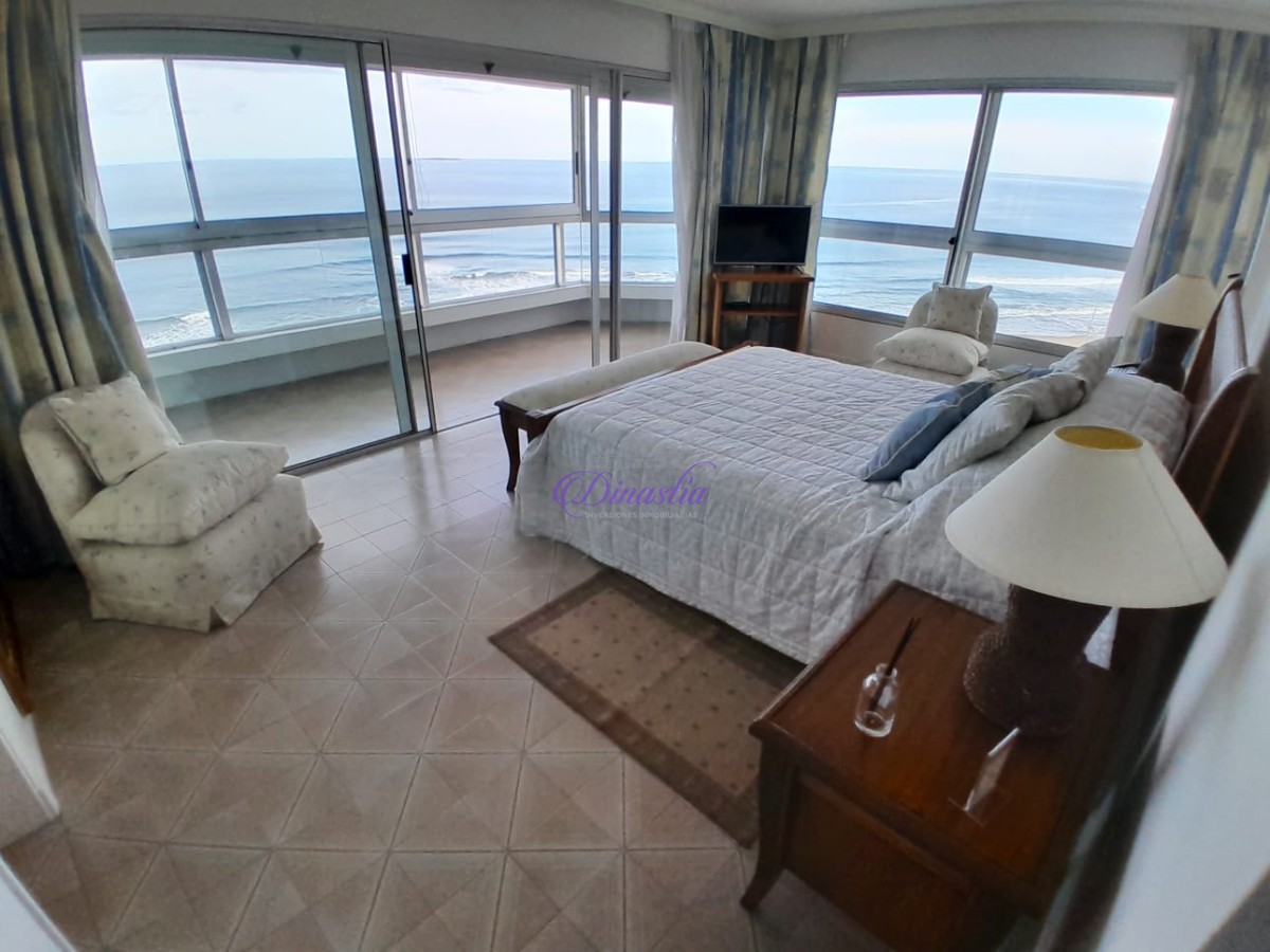 Apartamento ID.189 - Venta Apartamento de 3 dorm y dependencia en Playa Brava, Punta del Este.