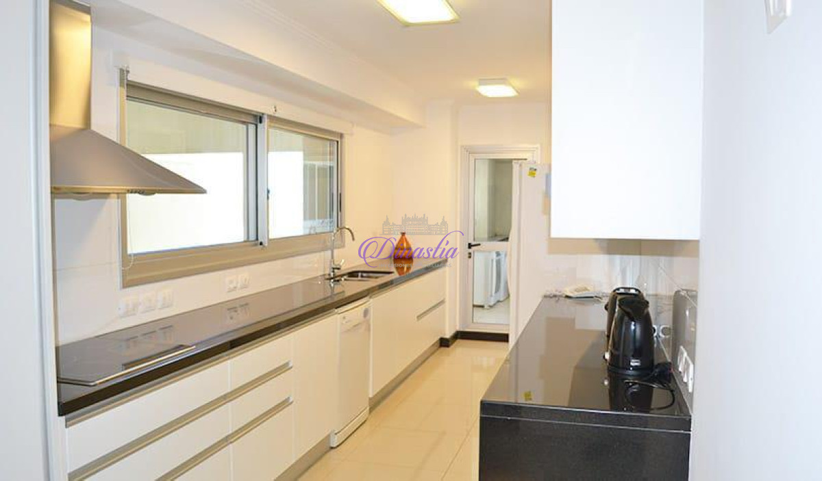 Apartamento ID.66 - Alquiler temporario Apartamento 3 dormitorios y dependencia en Playa Brava, Punta del Este.