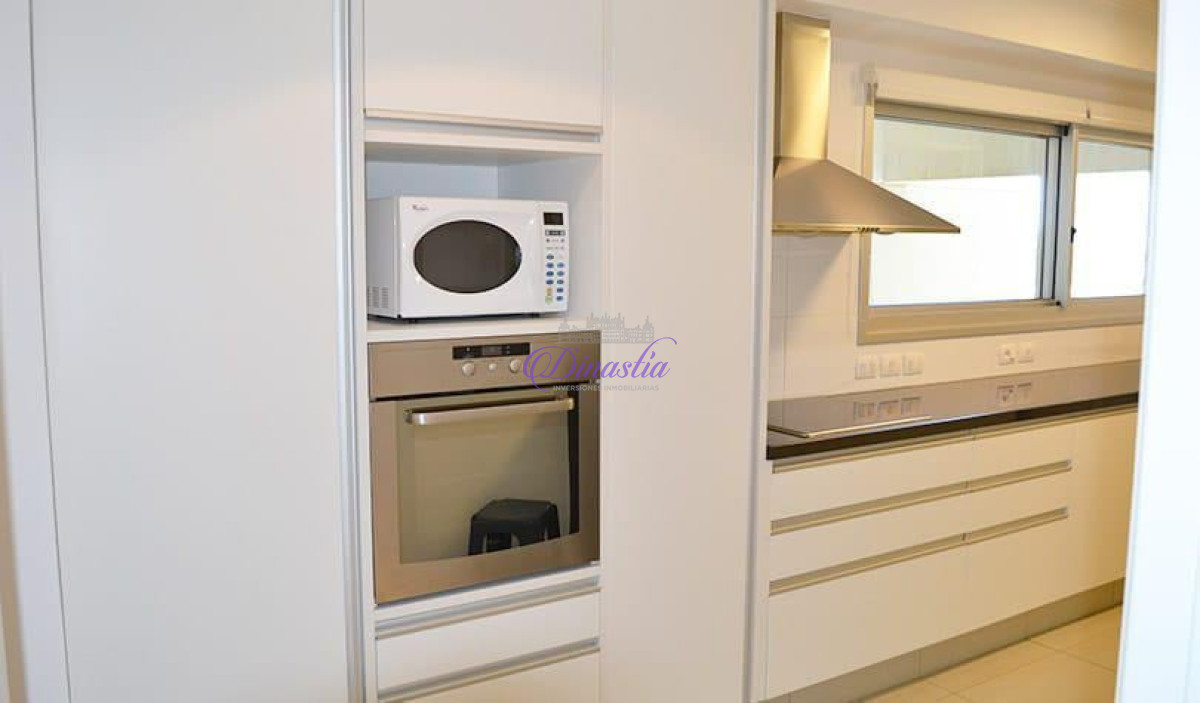 Apartamento ID.66 - Alquiler temporario Apartamento 3 dormitorios y dependencia en Playa Brava, Punta del Este.