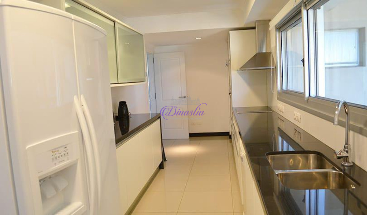Apartamento ID.66 - Alquiler temporario Apartamento 3 dormitorios y dependencia en Playa Brava, Punta del Este.