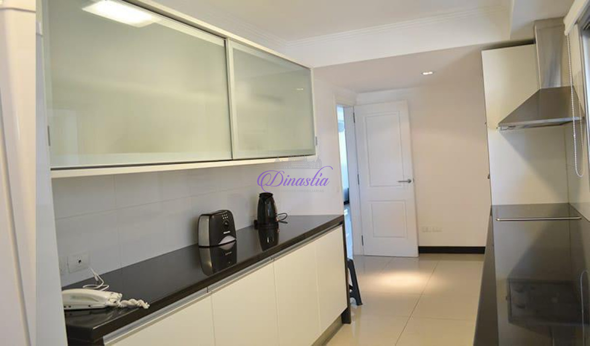 Apartamento ID.66 - Alquiler temporario Apartamento 3 dormitorios y dependencia en Playa Brava, Punta del Este.