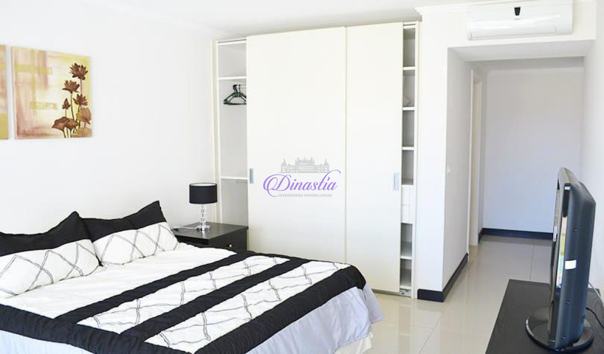 Apartamento ID.66 - Alquiler temporario Apartamento 3 dormitorios y dependencia en Playa Brava, Punta del Este.