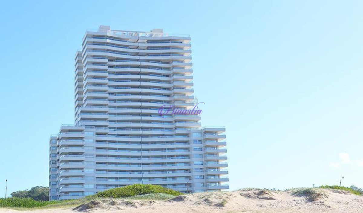 Apartamento ID.66 - Alquiler temporario Apartamento 3 dormitorios y dependencia en Playa Brava, Punta del Este.