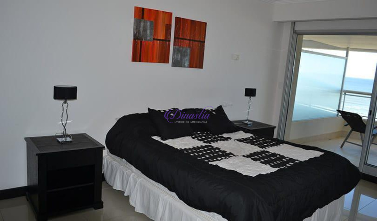 Apartamento ID.66 - Alquiler temporario Apartamento 3 dormitorios y dependencia en Playa Brava, Punta del Este.