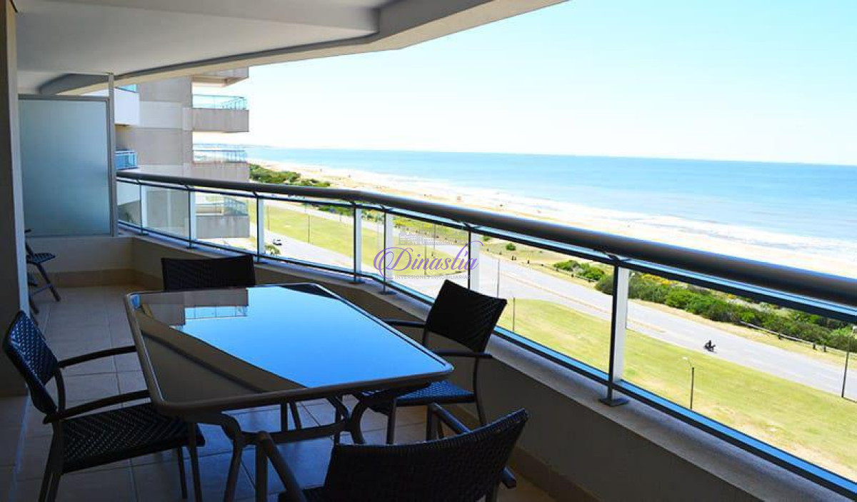 Apartamento ID.66 - Alquiler temporario Apartamento 3 dormitorios y dependencia en Playa Brava, Punta del Este.