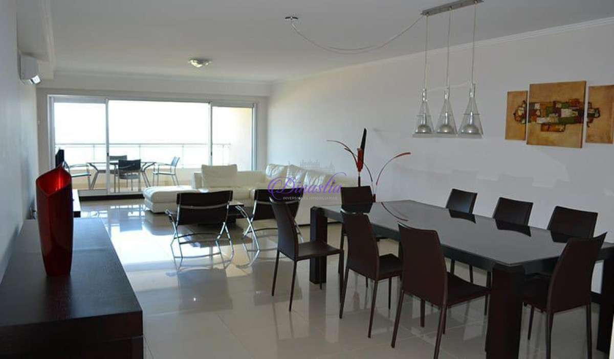 Apartamento ID.66 - Alquiler temporario Apartamento 3 dormitorios y dependencia en Playa Brava, Punta del Este.