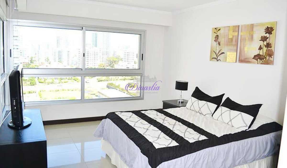 Apartamento ID.66 - Alquiler temporario Apartamento 3 dormitorios y dependencia en Playa Brava, Punta del Este.