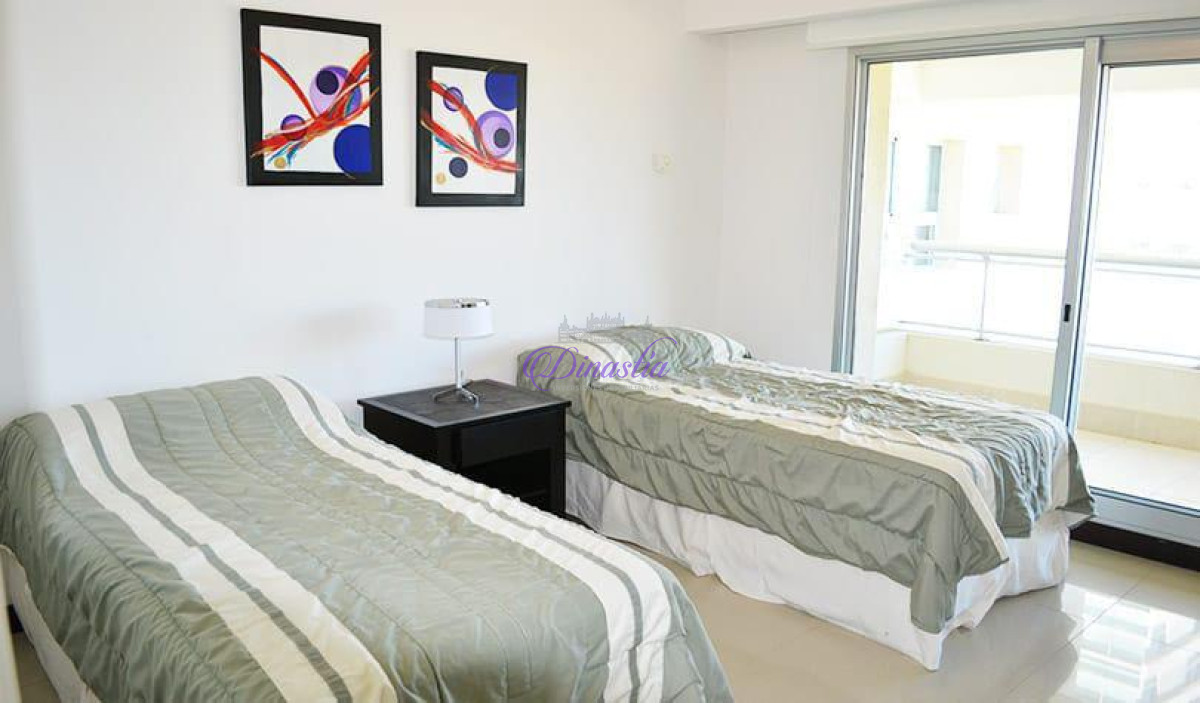 Apartamento ID.66 - Alquiler temporario Apartamento 3 dormitorios y dependencia en Playa Brava, Punta del Este.