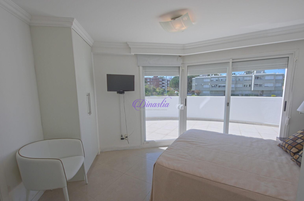 Apartamento ID.67 - Alquiler temporario Apartamento de 3 dormitorios en Playa Mansa, Punta del este.