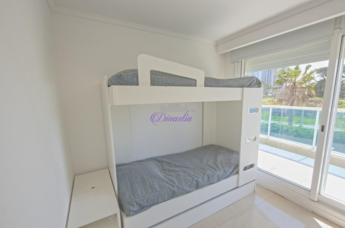 Apartamento ID.67 - Alquiler temporario Apartamento de 3 dormitorios en Playa Mansa, Punta del este.