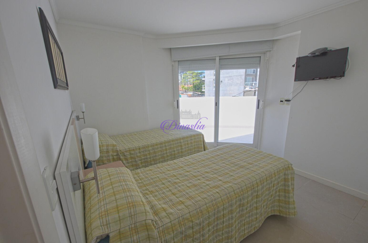 Apartamento ID.67 - Alquiler temporario Apartamento de 3 dormitorios en Playa Mansa, Punta del este.