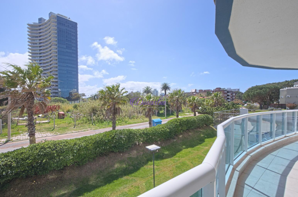 Apartamento ID.67 - Alquiler temporario Apartamento de 3 dormitorios en Playa Mansa, Punta del este.
