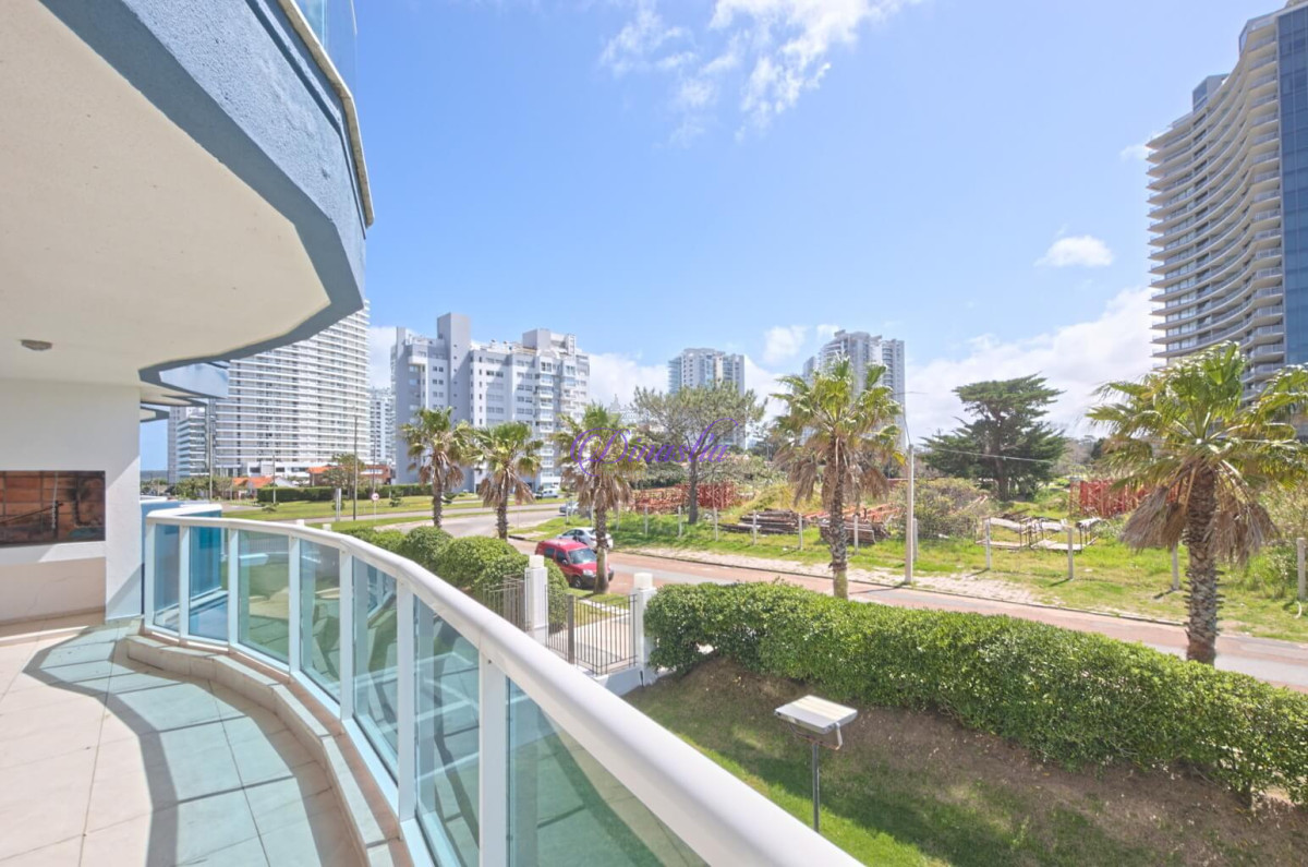 Apartamento ID.67 - Alquiler temporario Apartamento de 3 dormitorios en Playa Mansa, Punta del este.