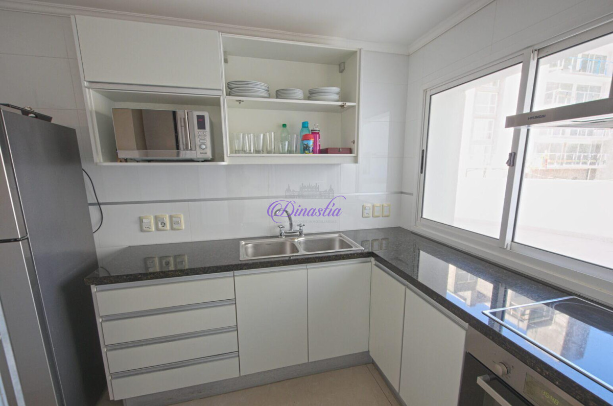 Apartamento ID.67 - Alquiler temporario Apartamento de 3 dormitorios en Playa Mansa, Punta del este.