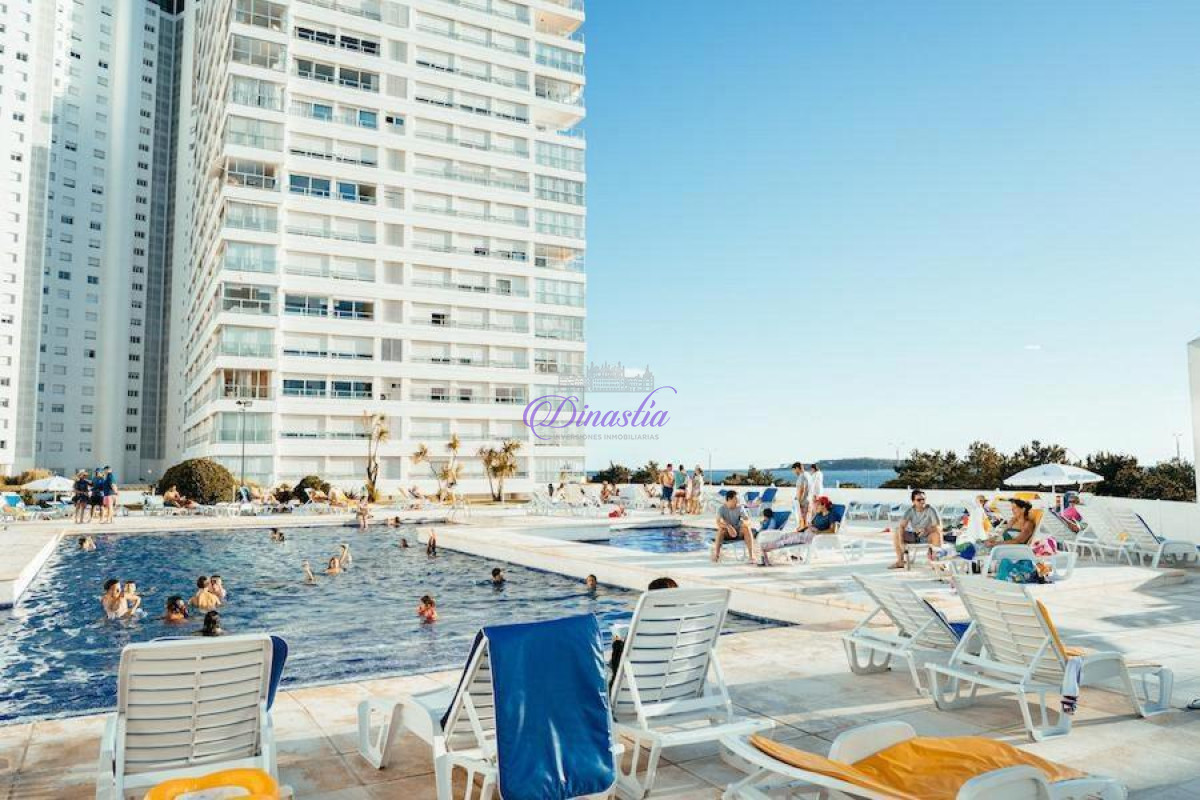 Apartamento ID.423 - Alquiler temporario Apartamento 2 y medio dormitorios mas dependencia en Playa Mansa, Punta del Este.