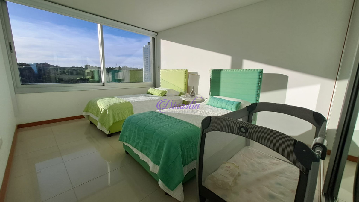 Apartamento ID.292 - Alquiler temporario Apartamento de 3 dormitorios y dependencia frente al mar Playa Brava, Punta del Este