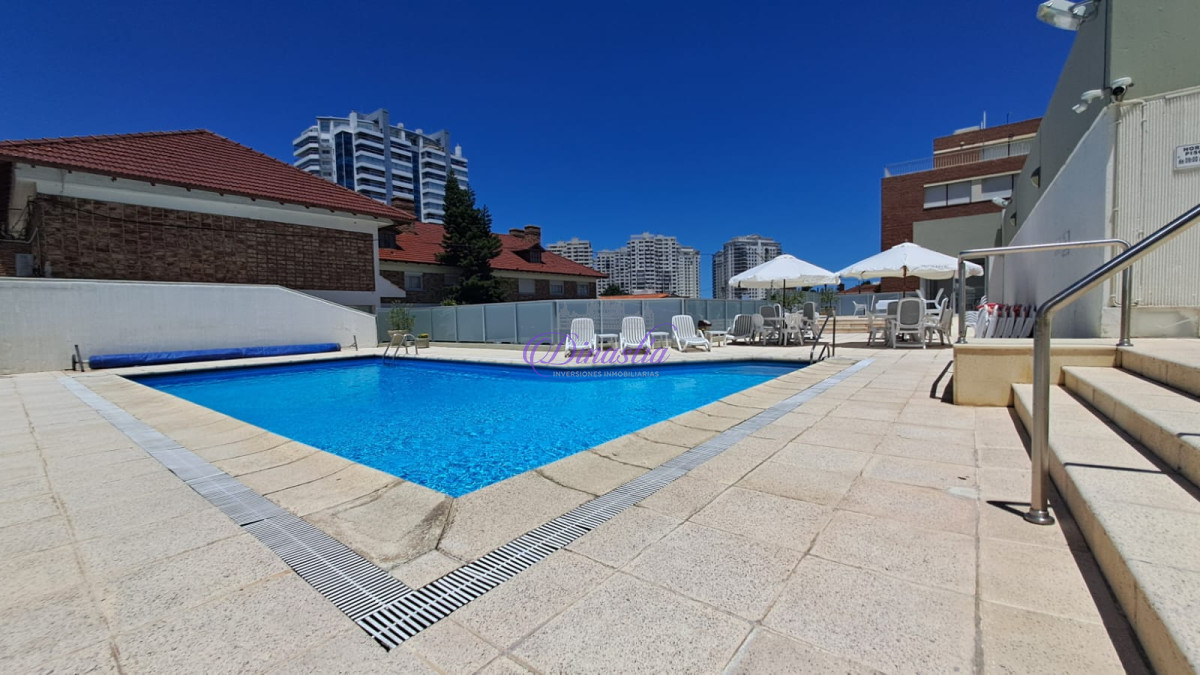 Apartamento ID.437 - Alquiler temporario Apartamento 3 dormitorios frente al mar en Playa Mansa, Punta del Este