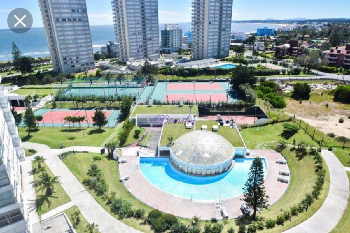 Apartamento ID.423 - Alquiler temporario Apartamento 2 y medio dormitorios mas dependencia en Playa Mansa, Punta del Este.