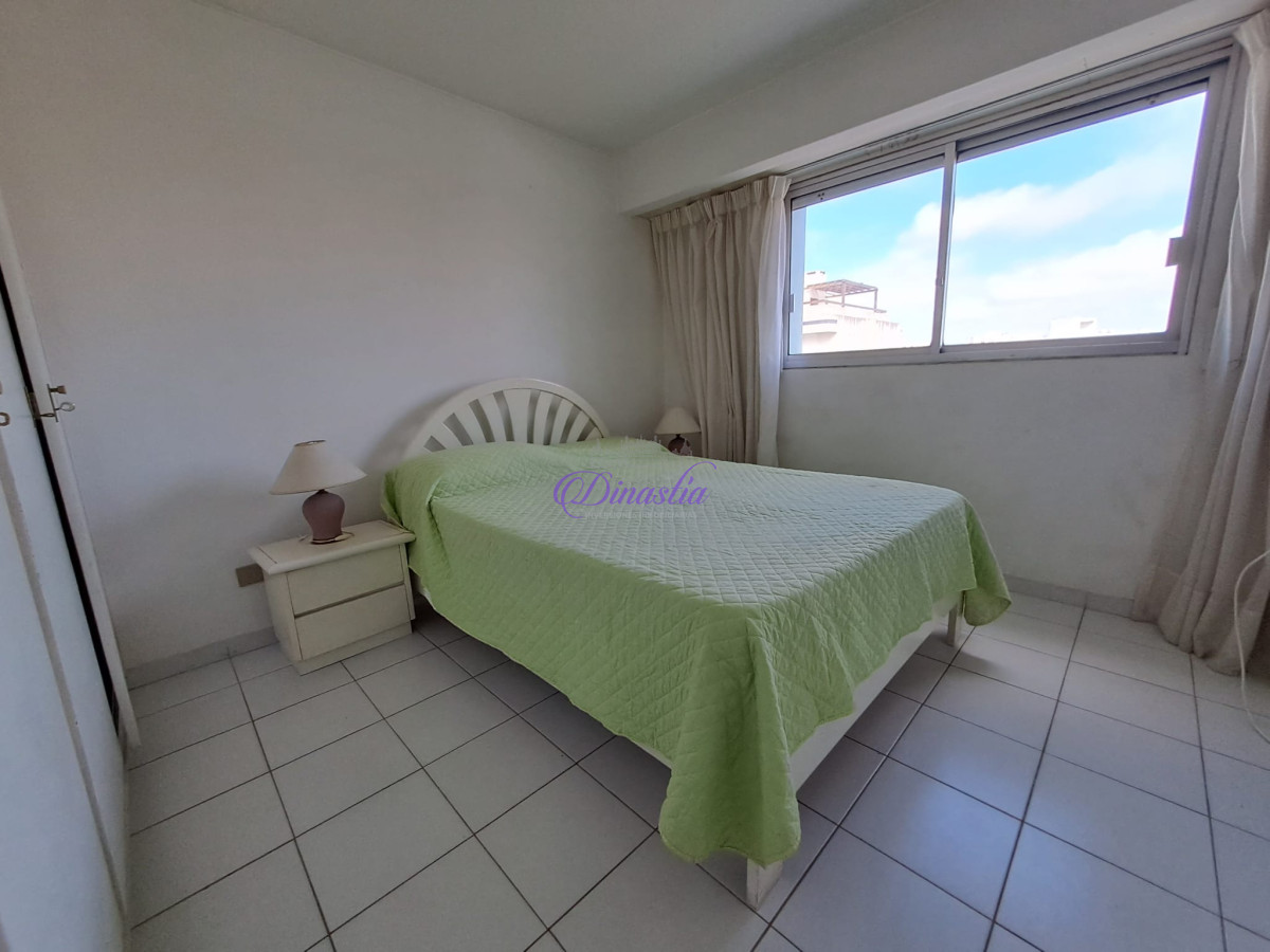 Apartamento ID.116 - Alquiler temporario Apartamento 2 dormitorios y medio en Península, Punta del Este.