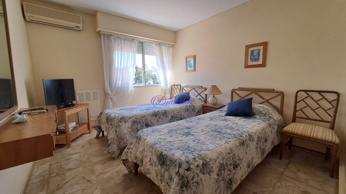 Apartamento ID.295 - Alquiler temporario Apartamento 3 dormitorios y dependencia frente al mar de Playa Mansa, Punta del Este