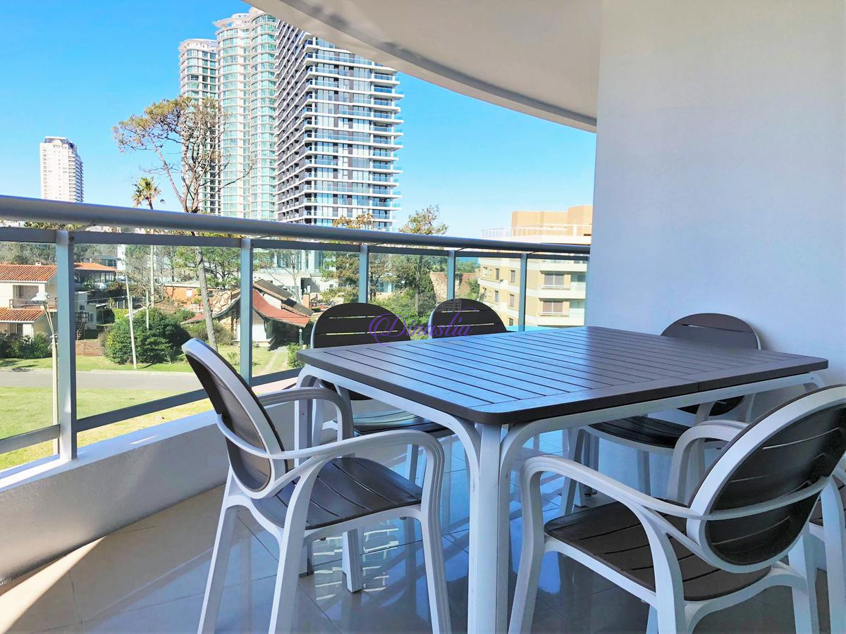 Apartamento ID.300 - Venta Apartamento 2 dormitorios y dependencia en Playa Mansa, Punta del Este.