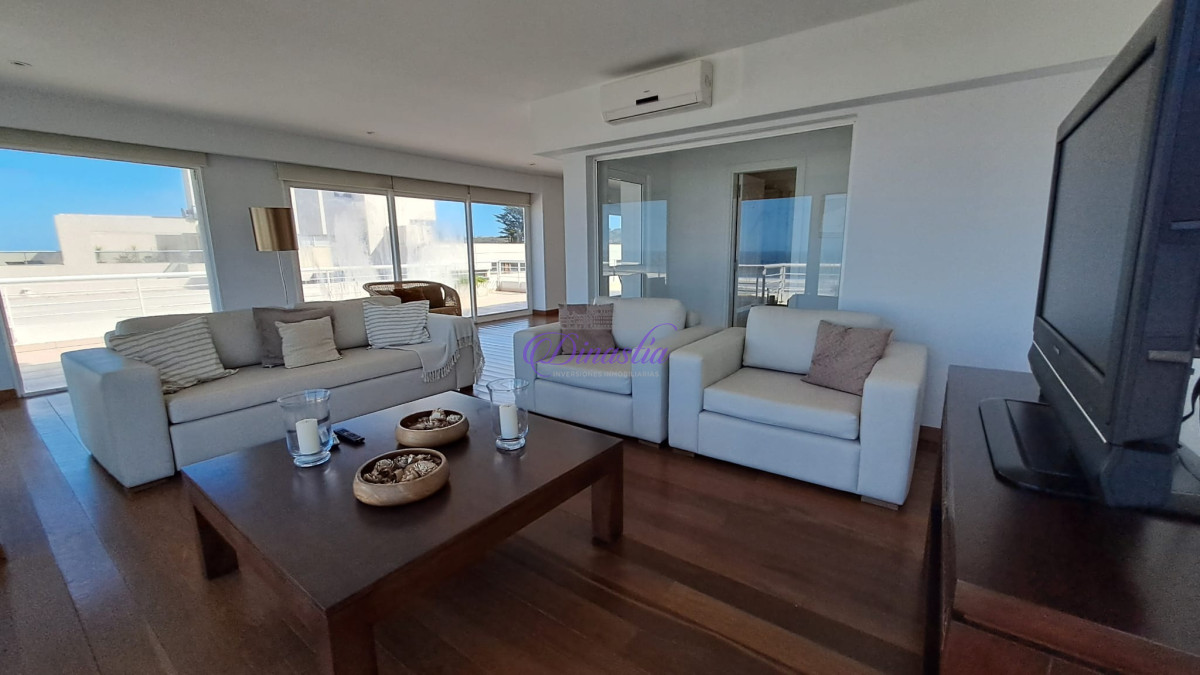 Apartamento ID.405 - Alquiler temporal Penthouse de 4 dormitorios en primera linea de Playa Brava, Punta del Este.