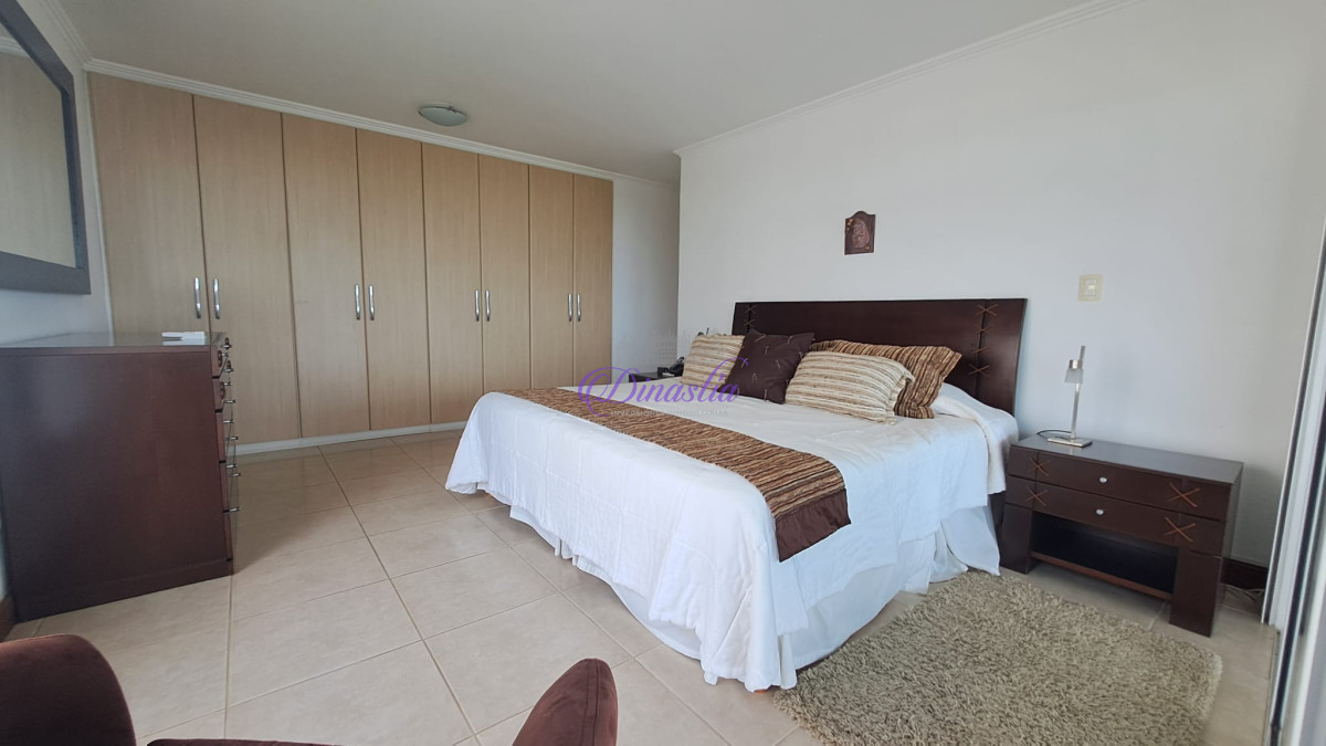 Apartamento ID.385 - Venta Apartamento de 4 dormitorios en Primera linea Playa Brava, Punta del este.