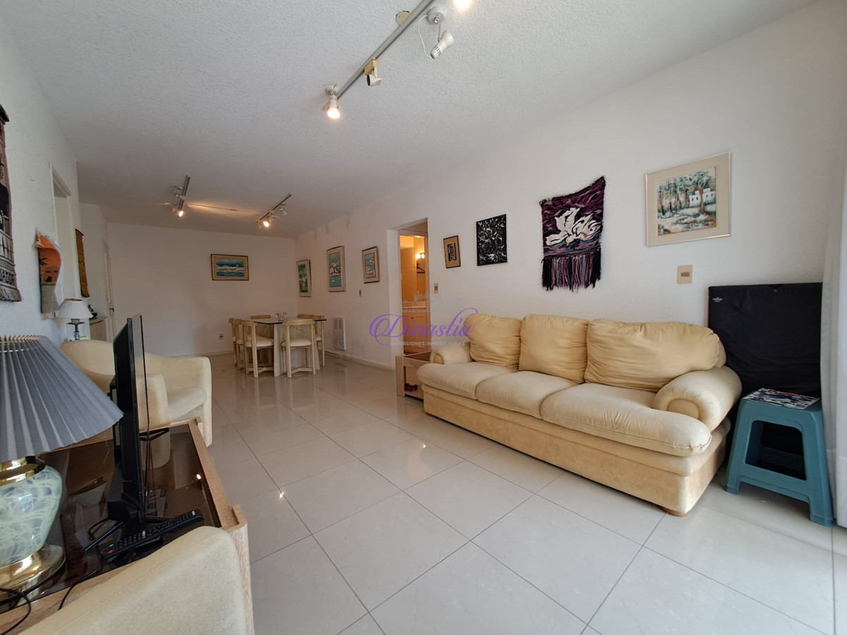 Apartamento ID.141 - Venta Apartamento de 4 dormitorios en Playa Mansa, Punta del Este.