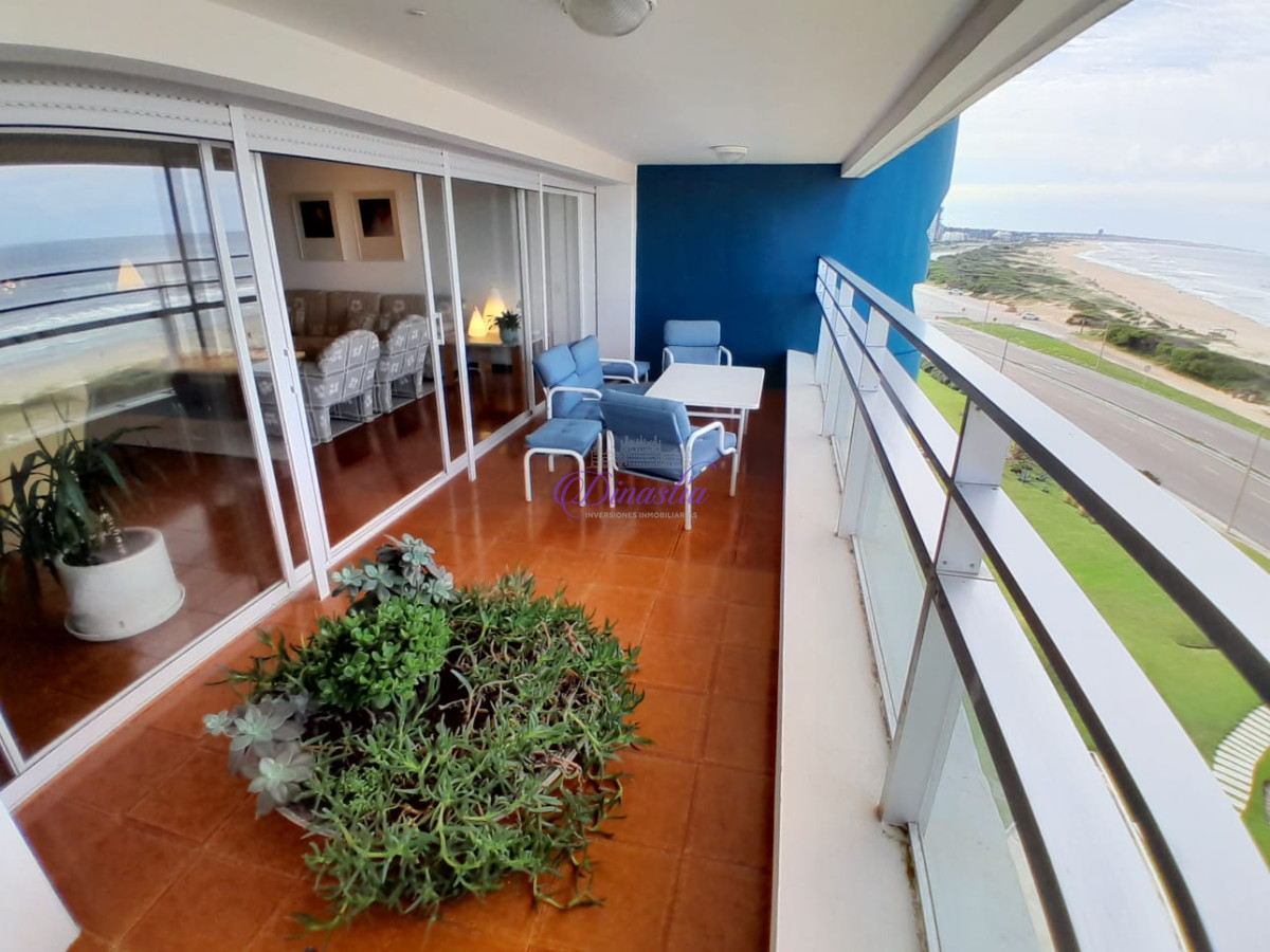 Apartamento ID.187 - Venta Apartamento 3 dorm y dependencia en Playa Brava, Punta del Este.