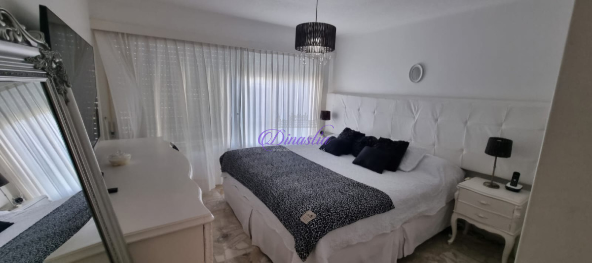 Apartamento ID.423 - Alquiler temporario Apartamento 2 y medio dormitorios mas dependencia en Playa Mansa, Punta del Este.