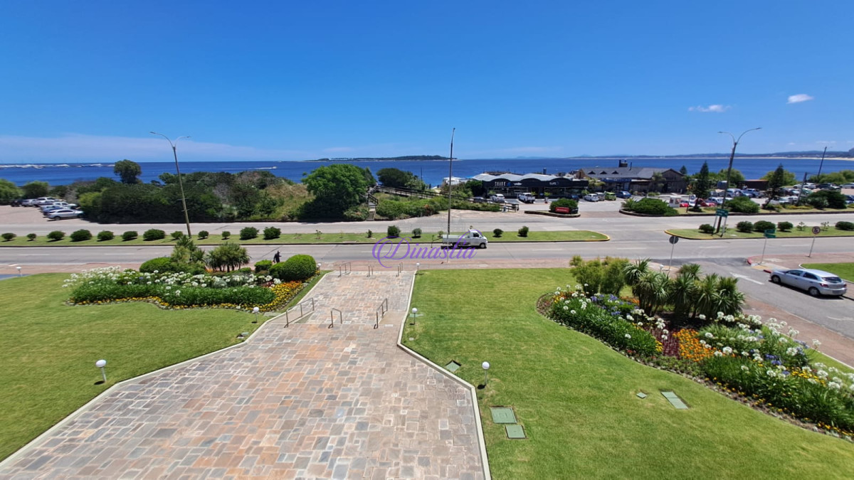 Apartamento ID.437 - Alquiler temporario Apartamento 3 dormitorios frente al mar en Playa Mansa, Punta del Este