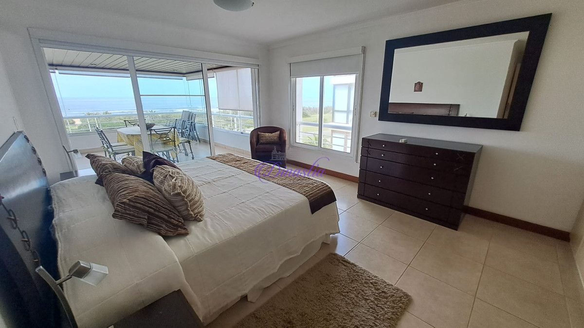 Apartamento ID.385 - Venta Apartamento de 4 dormitorios en Primera linea Playa Brava, Punta del este.