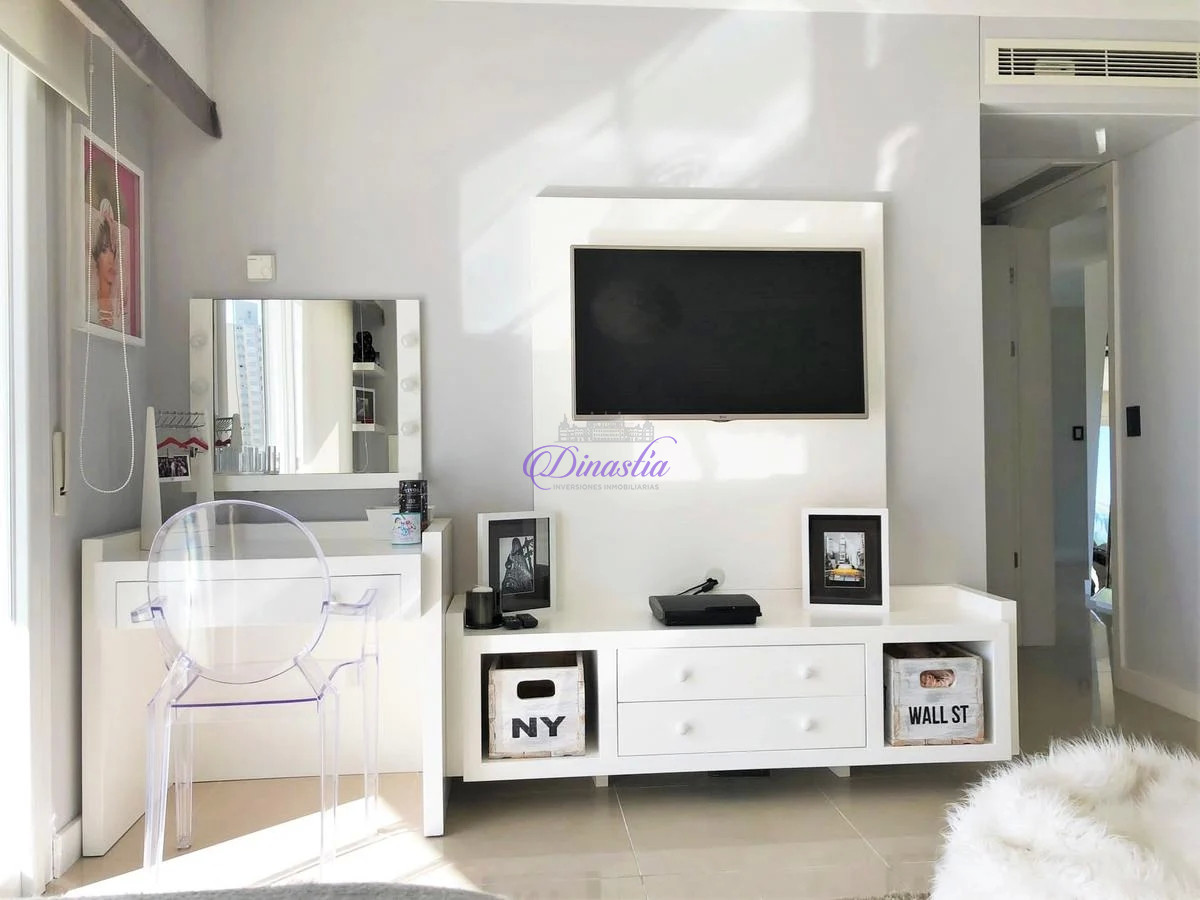 Apartamento ID.300 - Venta Apartamento 2 dormitorios y dependencia en Playa Mansa, Punta del Este.